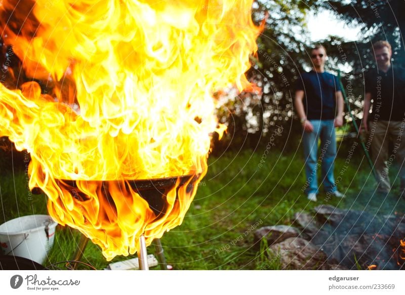 Würstchen gefällig? Freizeit & Hobby Grillen Feste & Feiern Erholung heiß Wärme gelb rot Feuer Feuerstelle Desaster Brand Garten Farbfoto mehrfarbig