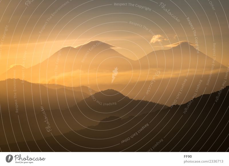 Vulkane im Sonnenaufgang Umwelt Natur Landschaft Sonnenuntergang Schönes Wetter Nebel Berge u. Gebirge Fuego Acetanango Atitlan See Guatemala genießen hell blau