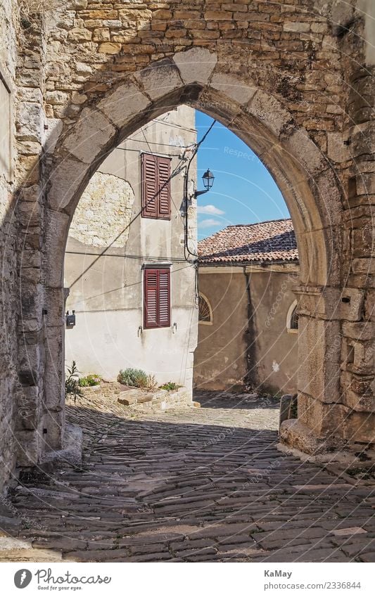 Altstadt von Motovun Kroatien Europa Kleinstadt Menschenleer Haus Tor Gebäude Architektur Mauer Wand Fassade Stein alt authentisch historisch Stadt