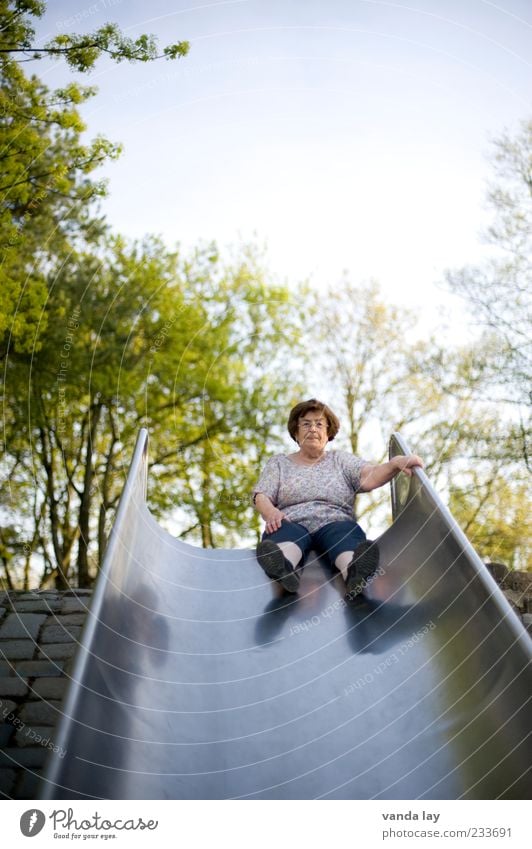 King of the Spielplatz Freizeit & Hobby Mensch Weiblicher Senior Frau Leben 1 60 und älter sitzen außergewöhnlich Nervosität Schüchternheit Übermut