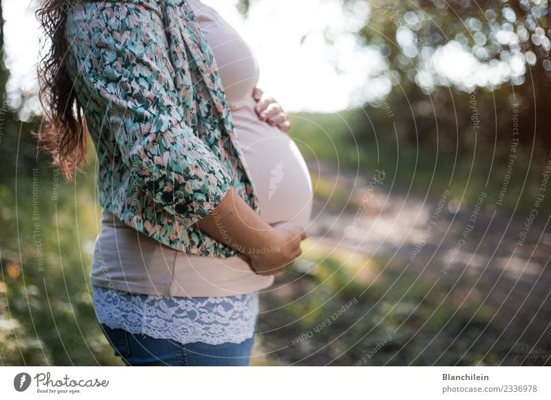 Soft love feminin Bauch 1 Mensch 18-30 Jahre Jugendliche Erwachsene berühren genießen Liebe streichen Freundlichkeit Fröhlichkeit Glück schön niedlich schwanger