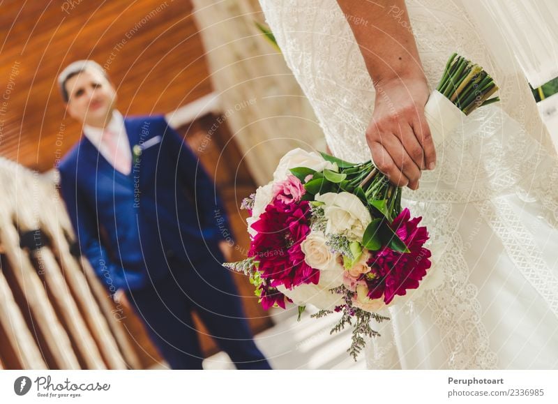 Braut unterrichtet Blumenstrauß an Freund schön Hochzeit Paar Natur Rose Liebe grün weiß Romantik orange hochzeitlich Keimlinge Beautyfotografie Hintergrund