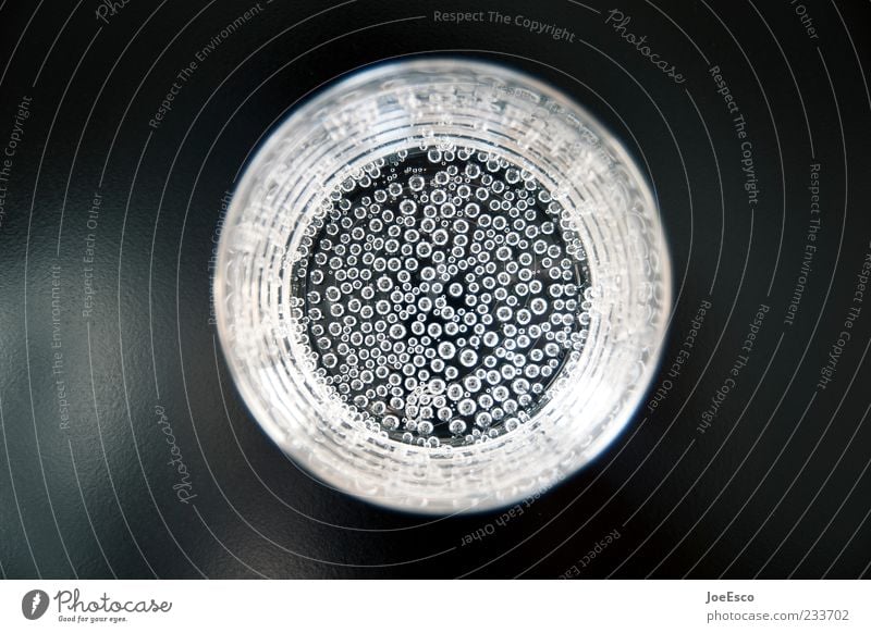 mit gas. Getränk Erfrischungsgetränk Trinkwasser Glas Stil Design Gesundheit Leben kalt ästhetisch Kohlensäure Reflexion & Spiegelung Luftblase Klarheit