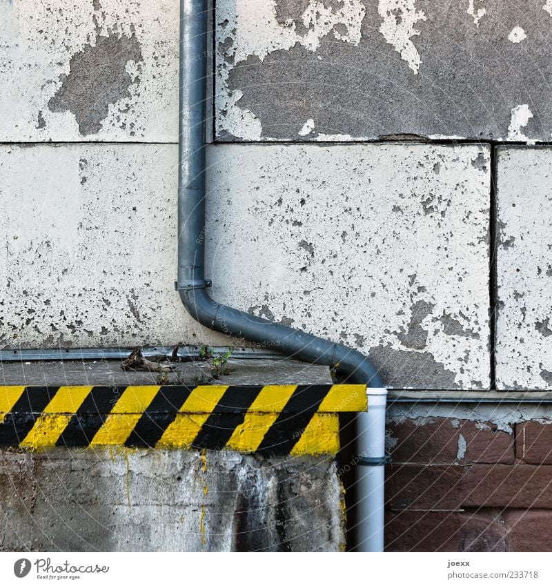 Ramponiert Menschenleer Mauer Wand Fassade Dachrinne Stein Beton Holz Metall Kunststoff alt dreckig gelb grau schwarz weiß Farbe Verfall Vergänglichkeit