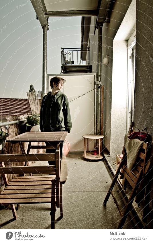 Und wenn du jetzt hier wärst. Stil Häusliches Leben Stuhl Balkon Balkondekoration Mensch 1 Erholung Lächeln Blick stehen warten authentisch weich blau braun