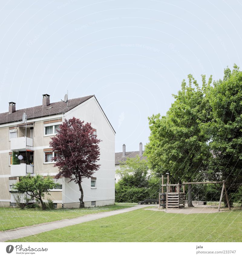 spielplatz Wolkenloser Himmel Pflanze Baum Gras Sträucher Garten Park Wiese Haus Spielplatz Bauwerk Gebäude Architektur Mehrfamilienhaus Stadt Farbfoto