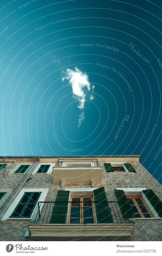 Wolkenkratzerchen. Sommer Haus Himmel Schönes Wetter Gebäude Mauer Wand Fassade Balkon Fenster Stein Häusliches Leben alt historisch oben blau braun grün