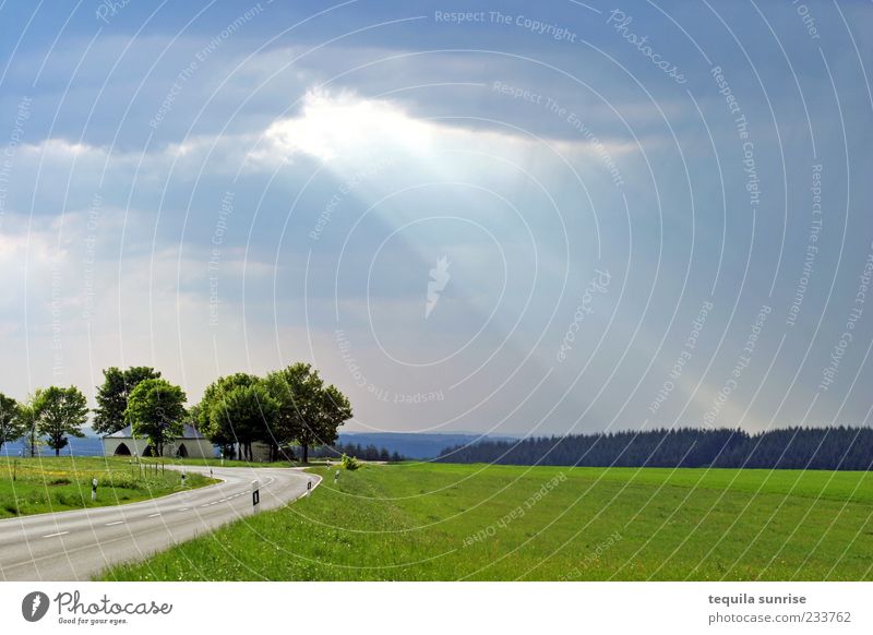 Wolkenbruch Natur Landschaft Gewitterwolken Sonnenlicht Wetter Schönes Wetter schlechtes Wetter Wiese Feld Verkehrswege Straße blau grau grün Farbfoto