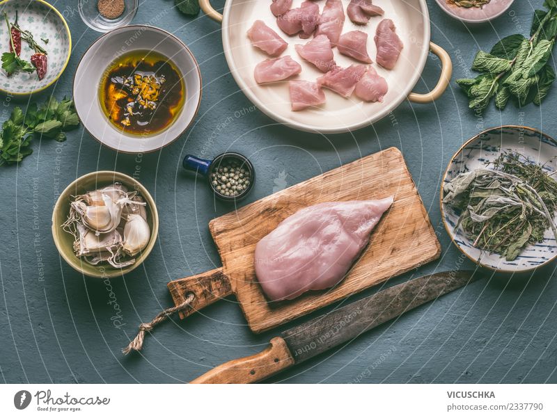 Hähnchenbrust zubereiten auf Schneidebrett mit Messer Lebensmittel Fleisch Ernährung Mittagessen Abendessen Bioprodukte Diät Geschirr Teller Schalen & Schüsseln