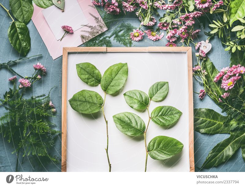 Zweige mit grünne Blätter und Blumen auf Florist Arbeitstisch Stil Design Dekoration & Verzierung Pflanze Blatt Blüte Blumenstrauß trendy Blumenhändler