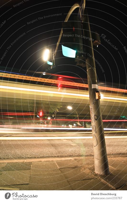 Grüne Welle Verkehrswege Straßenverkehr Wege & Pfade Ampel mehrfarbig gelb rot schwarz Linie Straßenbeleuchtung Geschwindigkeit Bürgersteig Farbfoto