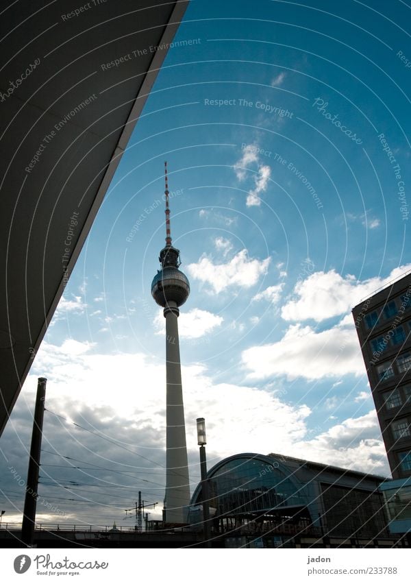 berlin alexanderplatz. Hauptstadt Bahnhof Turm Fassade Sehenswürdigkeit Wahrzeichen Fernsehturm ästhetisch dünn hoch lang Stadt Berliner Fernsehturm