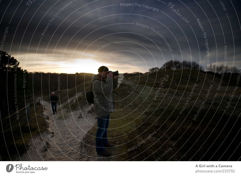 Spiekeroog l the good fellows maskulin Leben 2 Mensch 45-60 Jahre Erwachsene Umwelt Natur Landschaft Gras Sträucher Hügel Nordsee Insel Sand gold unterwegs