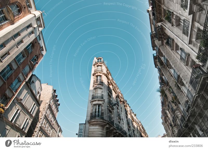 dans les rues de la grande ville Paris Frankreich Europa Stadtzentrum Haus Bauwerk Gebäude Architektur Fassade Balkon Fenster alt historisch hoch Farbfoto