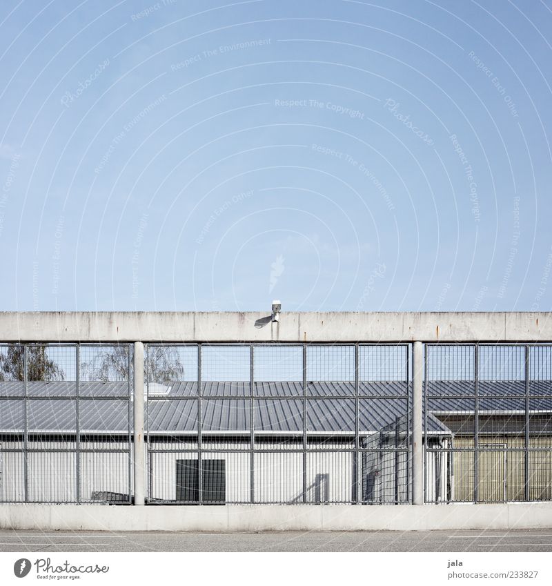 . Himmel Industrieanlage Fabrik Bauwerk Gebäude Architektur trist Farbfoto Außenaufnahme Menschenleer Textfreiraum oben Hintergrund neutral Tag Blauer Himmel