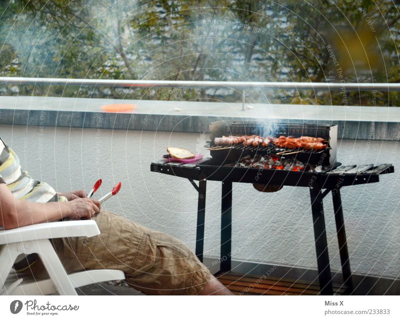 BBQ-Meister Lebensmittel Fleisch Wurstwaren Ernährung Abendessen Mensch maskulin Mann Erwachsene Beine 1 sitzen heiß lecker Appetit & Hunger warten Grill