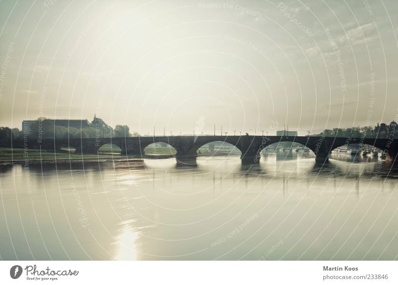 Elbflorenz Flussufer Brücke Architektur Zufriedenheit elegant gleich Idylle Leben Mobilität Vergangenheit Wege & Pfade Elbe Sachsen Dresden Farbfoto