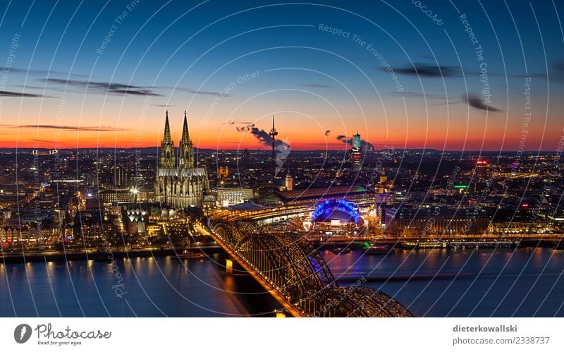 Skyline Köln Dämmerung Stadt Stadtzentrum Altstadt Kirche Dom Brücke Sehenswürdigkeit Wahrzeichen Denkmal alt schön Stimmung Heimat heimatlich Abenddämmerung