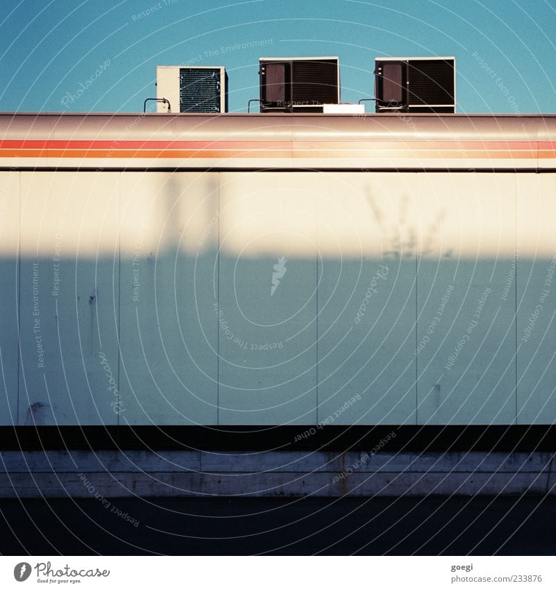 nachgerüstet Klimaanlage Himmel Haus Tankstelle Mauer Wand Fassade Linie retro Farbfoto Außenaufnahme Menschenleer Abend Licht Schatten Silhouette Sonnenlicht