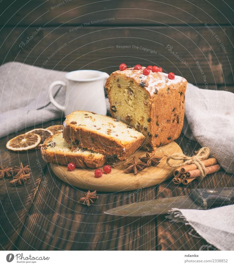 Kuchen mit Rosinen Frucht Brot Dessert Frühstück Messer Küche Holz Essen braun weiß Tradition Snack rustikal geschmackvoll Bäckerei Backwaren Obsttorte