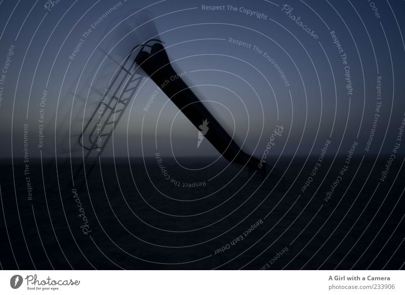 Spiekeroog l R-u -u- u- u- u- tsche Strand Meer Metall groß blau rutschen Rutsche hoch Gedeckte Farben Außenaufnahme Experiment Menschenleer Textfreiraum rechts