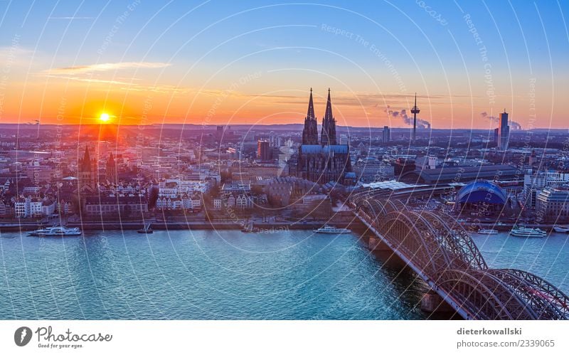 Skyline Köln Architektur Stadt Stadtzentrum Altstadt Kirche Dom Bahnhof Sehenswürdigkeit Wahrzeichen Denkmal alt schön Aussicht Rhein Kulturdenkmal Heimat