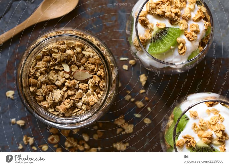 Knuspriges Granola und Parfait Lebensmittel Joghurt Frucht Getreide Dessert Ernährung Frühstück Gesundheit Müsli knackig Hafer Haferflocken Mandel süß Snack