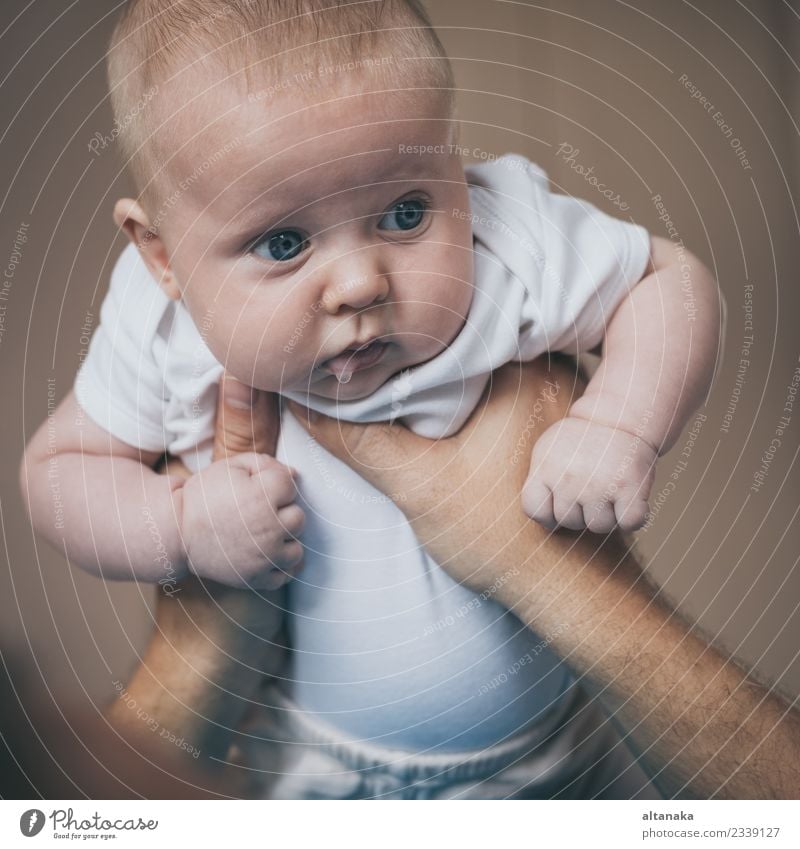 Vater und Baby Sohn spielen auf dem Bett. Konzept des Glücks. Lifestyle Freude Leben Spielen Schlafzimmer Kindererziehung Junge Mann Erwachsene Eltern Mutter