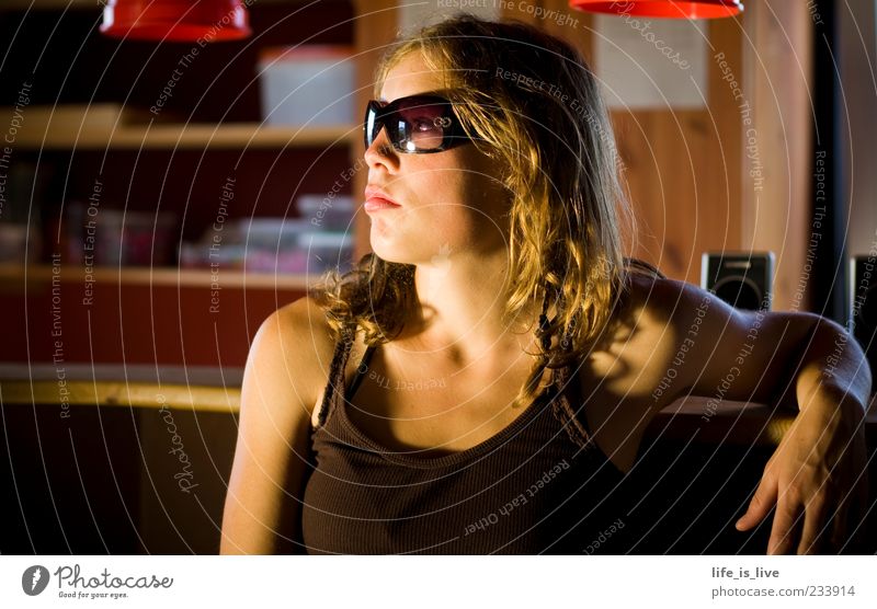 As time goes by ll Frauenoberkörper Sonnenbrille Warmes Licht Junge Frau Gefühle Gesicht blond Lifestyle nachdenklich warten Haut Trägershirt feminin Porträt