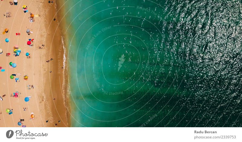 Luftaufnahme der Menschenmenge, die sich am Strand in Portugal entspannt. Lifestyle exotisch Schwimmen & Baden Umwelt Natur Landschaft Sommer Schönes Wetter