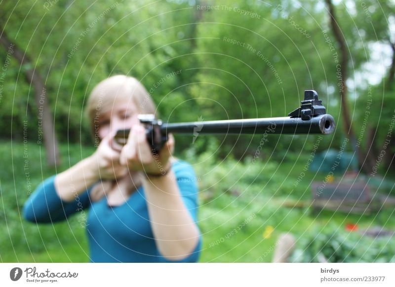 Hands up ! Luftgewehr Junge Frau Jugendliche 1 Mensch 18-30 Jahre Erwachsene Garten blond ästhetisch bedrohlich Mut Entschlossenheit Waffe zielen Gewehr