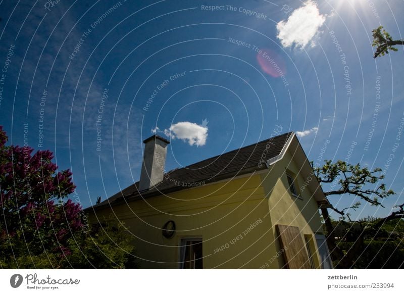 Gartenhaus mit Wolke Umwelt Natur Himmel Wolken Klima Klimawandel Wetter Schönes Wetter Haus Einfamilienhaus Hütte Bauwerk Gebäude Architektur warten