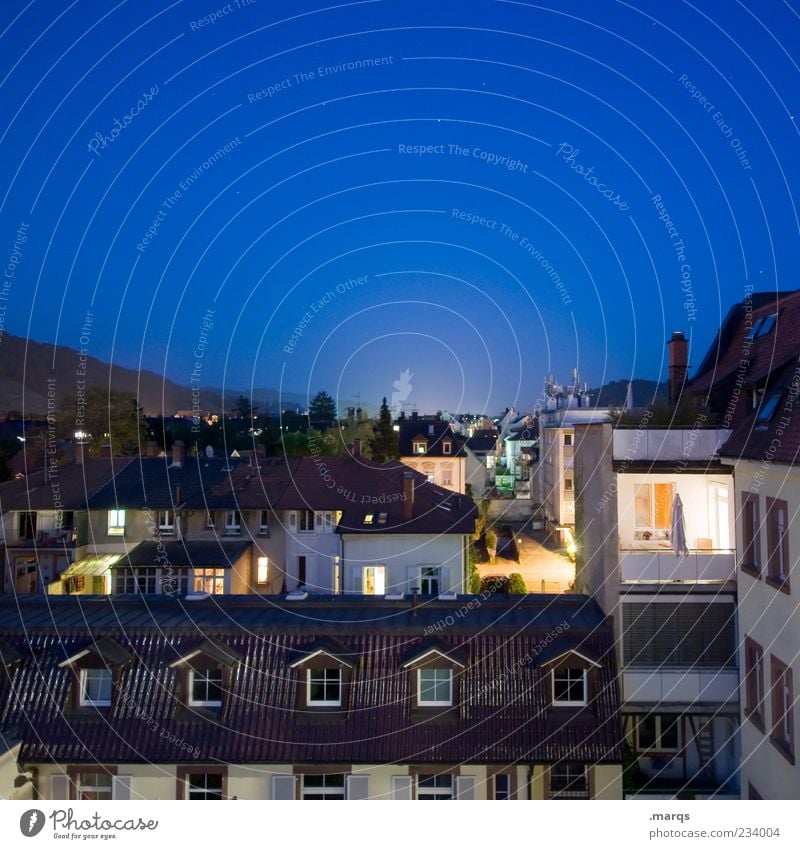 Night on Earth Häusliches Leben Wohnung Nachtleben Stadt Gebäude Architektur Balkon Fenster Dach Schornstein dunkel blau Horizont Stimmung Freiburg im Breisgau