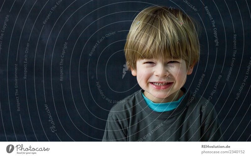 Kind lacht verschmitzt Mensch maskulin Junge Kindheit 1 3-8 Jahre T-Shirt Haare & Frisuren blond Lächeln lachen Freundlichkeit Fröhlichkeit Glück lustig