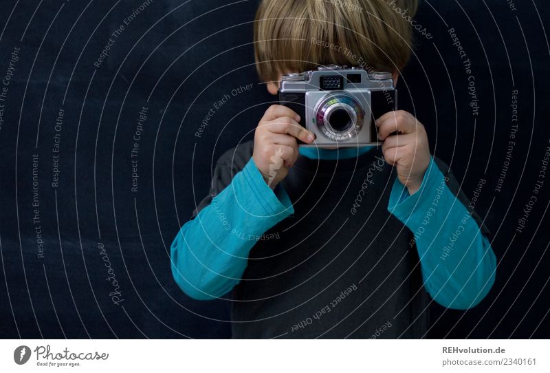 Bitte lächeln Freizeit & Hobby Fotografie Fotokamera Fotografieren Mensch Kind Junge 1 3-8 Jahre Kindheit T-Shirt Pullover blond kurzhaarig beobachten