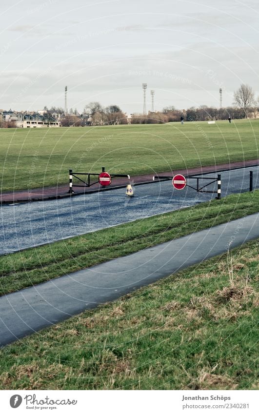 geschlossene Schranke auf einer Straße in Edinburgh Umwelt Natur Landschaft Himmel Gras Wiese Feld Stadt Stadtrand Verkehr Verkehrsmittel Verkehrswege