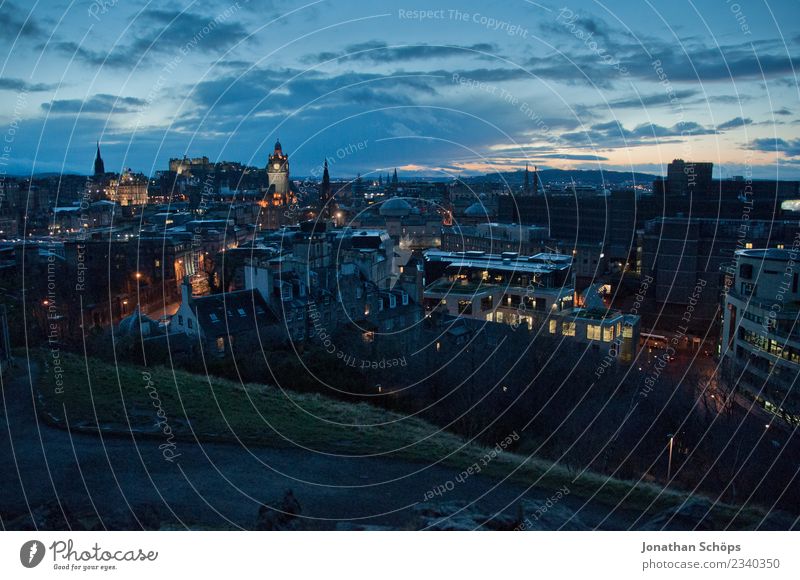 Edinburgh bei Nacht – Ausblick vom Calton Hill Schottland Hauptstadt Edinburgh Castle Aussicht Hügel Stadt Skyline Dämmerung Abend Tourismus Ferne