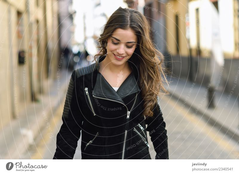 Porträt einer jungen Frau, die im urbanen Hintergrund lächelt. Lifestyle Stil Glück schön Haare & Frisuren Gesicht Mensch feminin Junge Frau Jugendliche