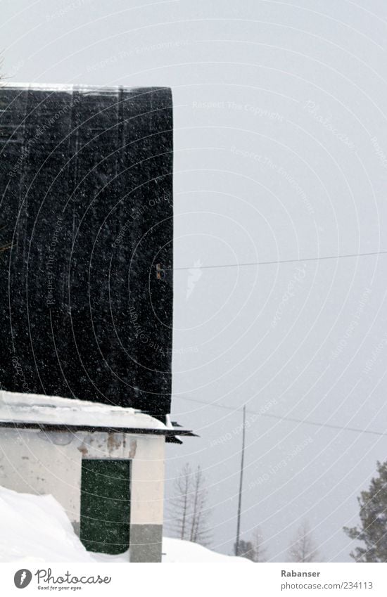 Verlassen Umwelt schlechtes Wetter Nebel Schnee Schneefall Haus Mauer Wand Tür Dach Dachrinne alt grau grün schwarz weiß Stimmung Einsamkeit kalt Sturm Farbfoto