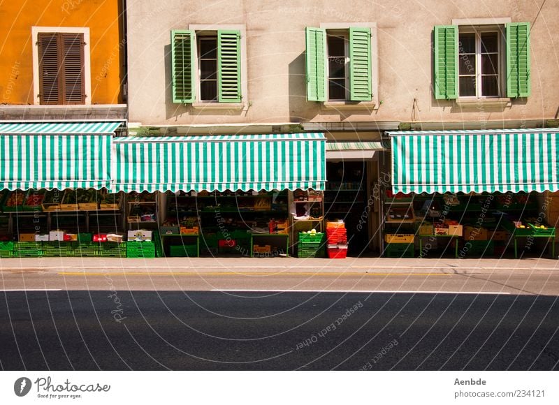 ladenfront Lebensmittel Gemüse Frucht Ernährung Sommer Luzern Schweiz Menschenleer Mauer Wand Fassade ästhetisch Freundlichkeit historisch gelb grün