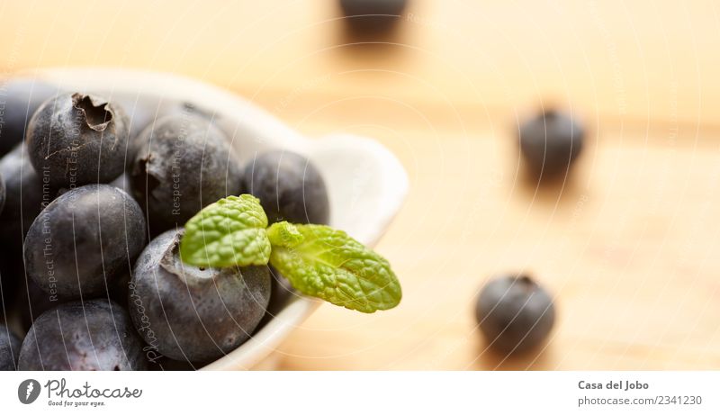 frische und rohe Heidelbeeren auf Holzuntergrund Lebensmittel Frucht Dessert Ernährung Essen Frühstück Vegetarische Ernährung Diät Schalen & Schüsseln Design