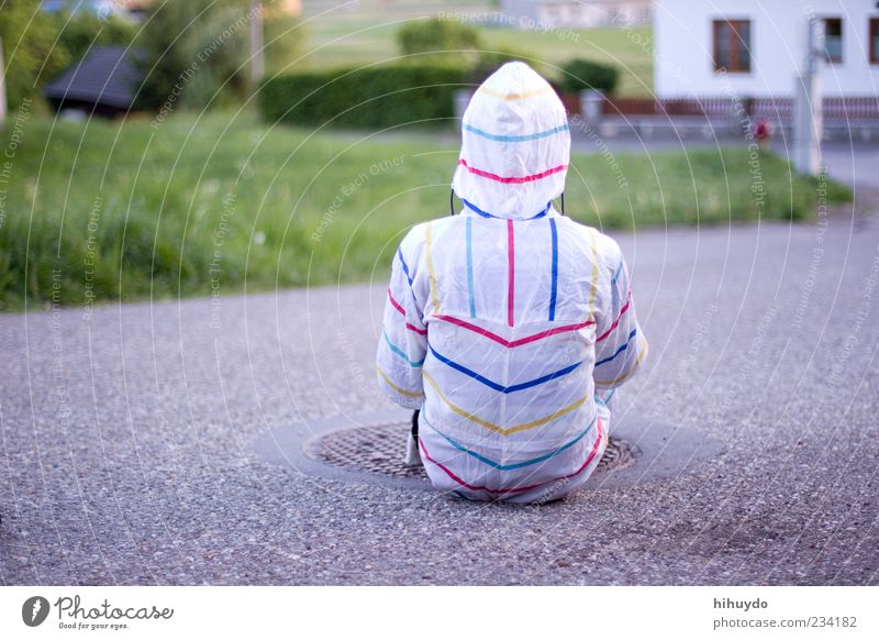 waiting for the rain Mensch maskulin Junger Mann Jugendliche 1 18-30 Jahre Erwachsene Umwelt Landschaft Schutzbekleidung beobachten sitzen warten Wachsamkeit