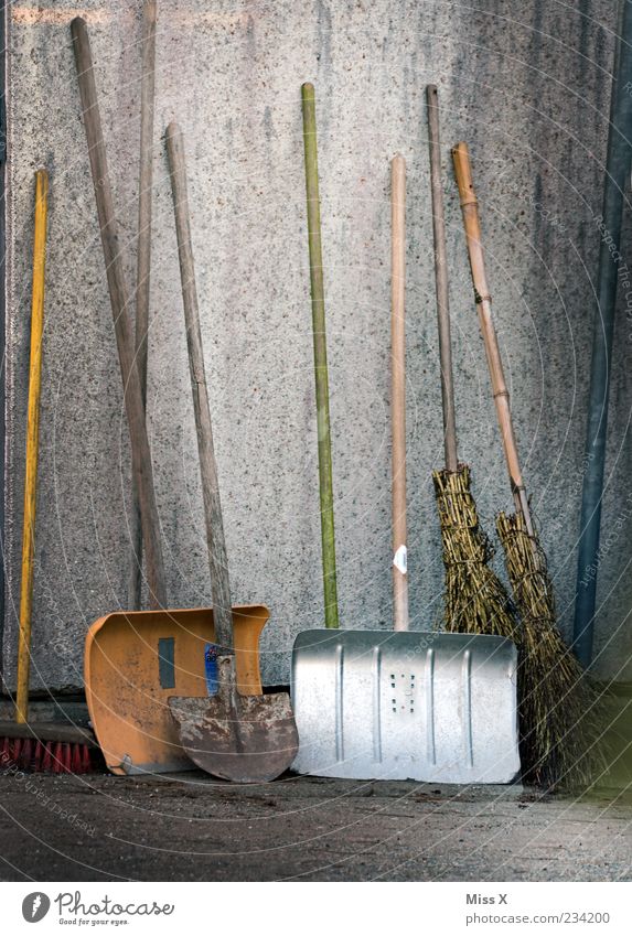 Schaufeln alt dreckig Sauberkeit Dienstleistungsgewerbe Besen Besenstiel Haushaltsführung Kehren Arbeitsgeräte Schneeschaufel Farbfoto Gedeckte Farben