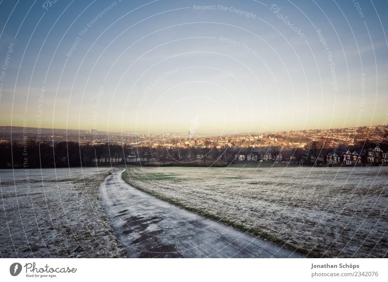 Blick vom Meersbrook Park auf Sheffield sheffield England Großbritannien Stadtrand Außenaufnahme Textfreiraum Sonne Winter kalt Frost Frühling Winterabend Wiese