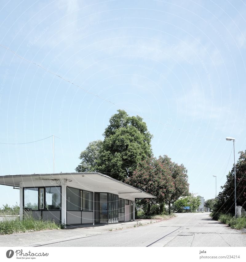 pförtnerhäuschen Himmel Pflanze Baum Gras Sträucher Platz Bauwerk Gebäude Architektur Laterne Straße trist blau grau grün weiß Farbfoto Außenaufnahme