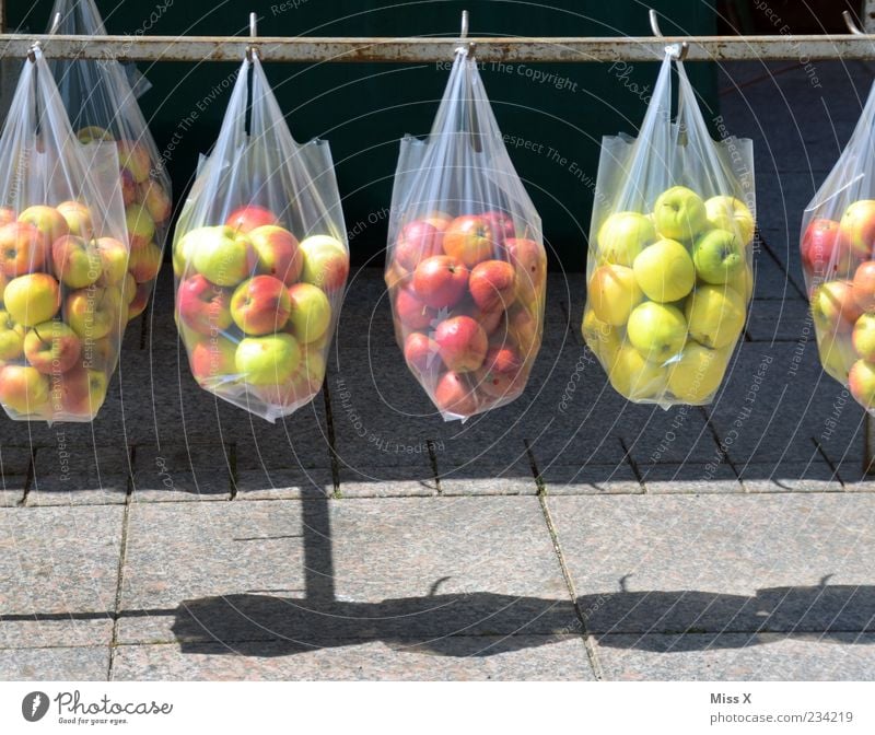 Apfeltaschen Lebensmittel Frucht Ernährung Bioprodukte Vegetarische Ernährung hängen verkaufen frisch lecker rund Wochenmarkt Tüte Plastiktüte Obstladen