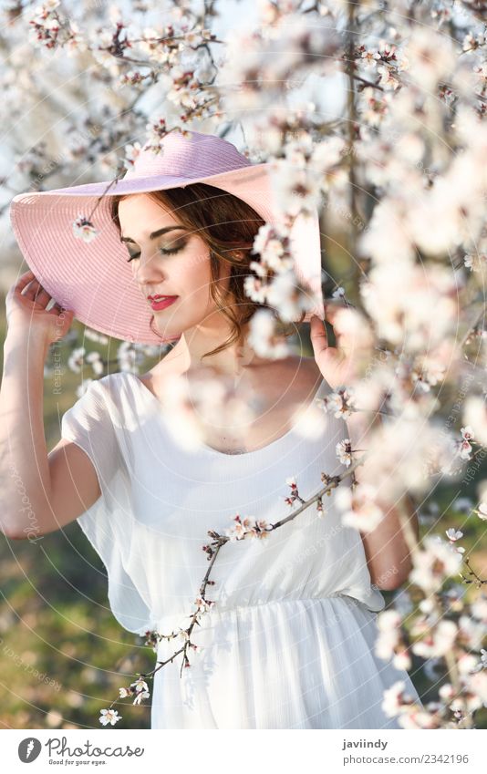 Junge Frau zwischen den Mandeln blüht im Frühling. Stil Glück schön Haare & Frisuren Gesicht Mensch feminin Jugendliche Erwachsene 1 18-30 Jahre Natur Baum