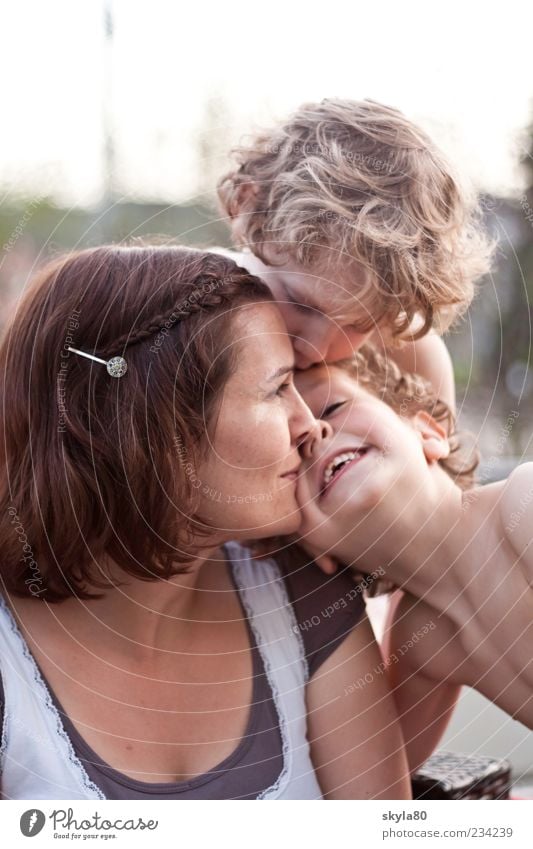 Mutterliebe Frau Kind Liebe nah Kuscheln Küssen Junge Familie & Verwandtschaft Freude Lächeln genießen Muttergefühl Geschwister Kindheitserinnerung Blick