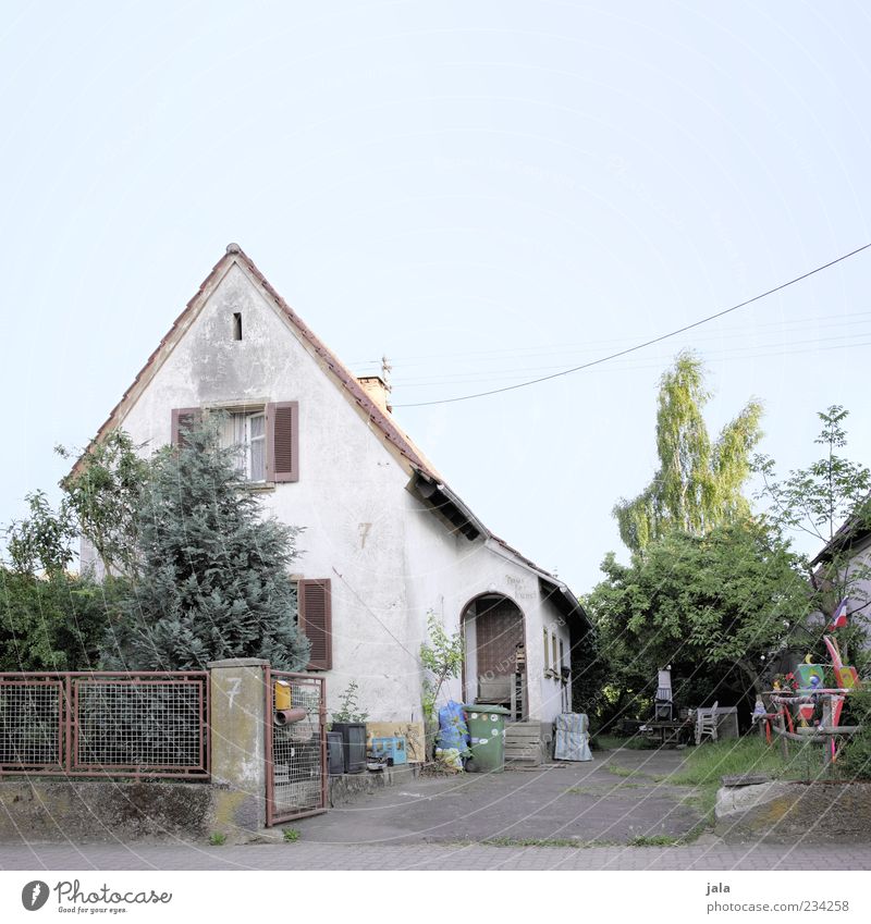 künstlerhaus Wolkenloser Himmel Pflanze Baum Gras Sträucher Garten Haus Einfamilienhaus Bauwerk Gebäude Architektur trist Farbfoto Außenaufnahme Menschenleer