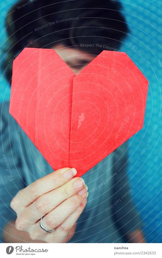 Frau, die ein rotes Origami-Papierherz hält. Gesundheit Gesundheitswesen Mensch feminin Junge Frau Jugendliche 1 18-30 Jahre Erwachsene Kunsthandwerk Herz